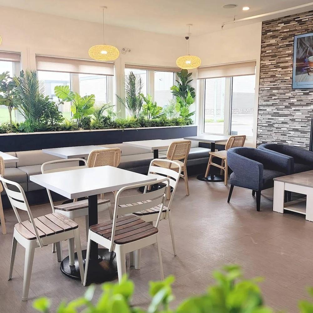Home Inn & Suites Regina Airport Exterior foto
