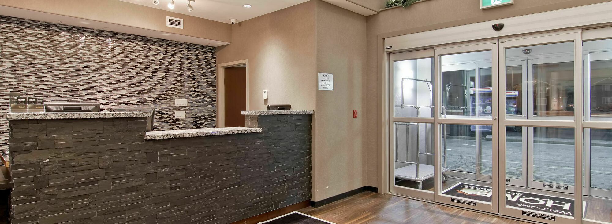 Home Inn & Suites Regina Airport Exterior foto